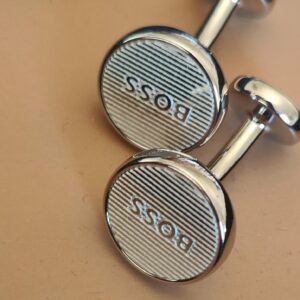 Bouton de manchette Hugo Boss argentee avec gravure